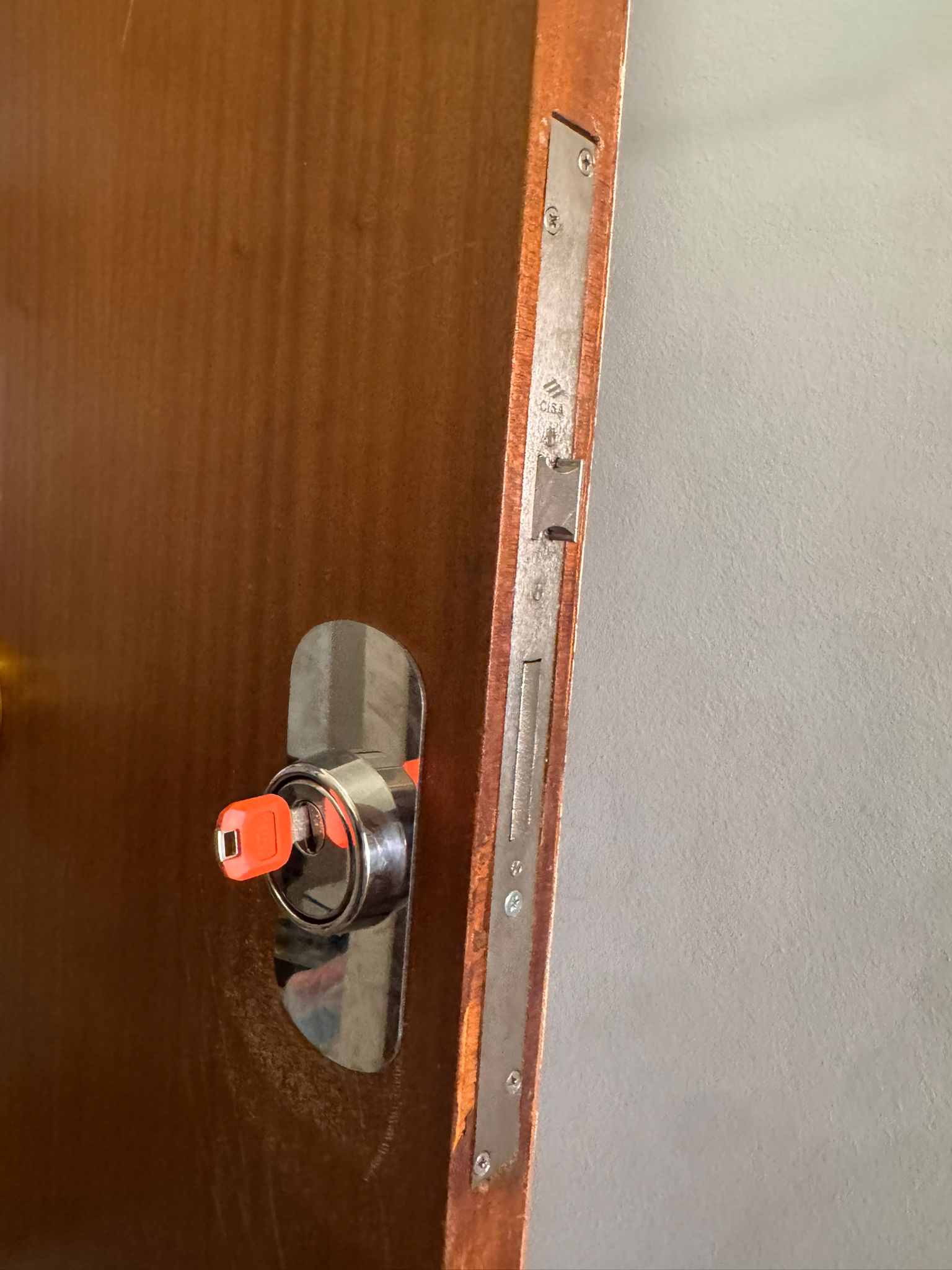 Bombín de seguridad cromado con llave naranja