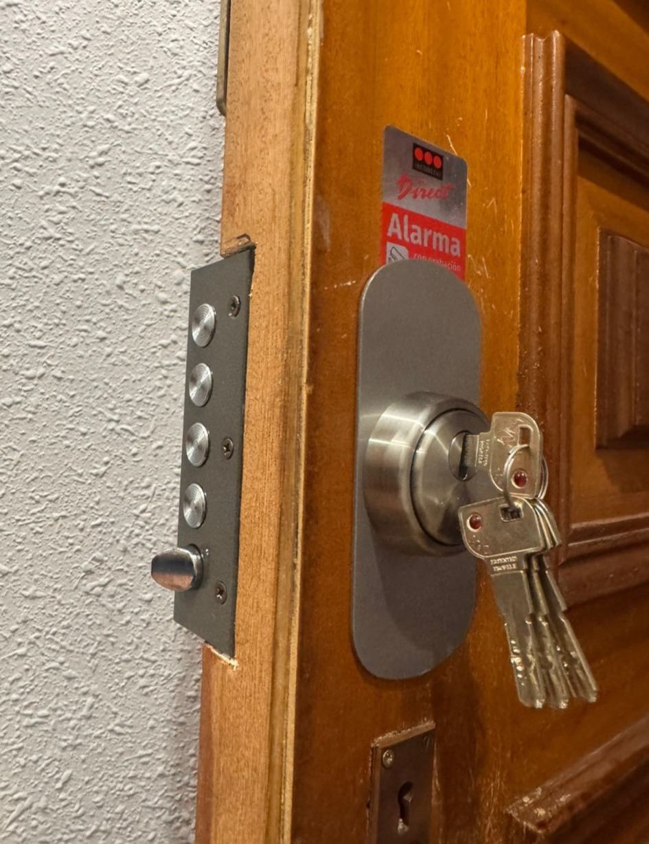 Instalación de cerradura multipunto y bombín europeo de alta seguridad