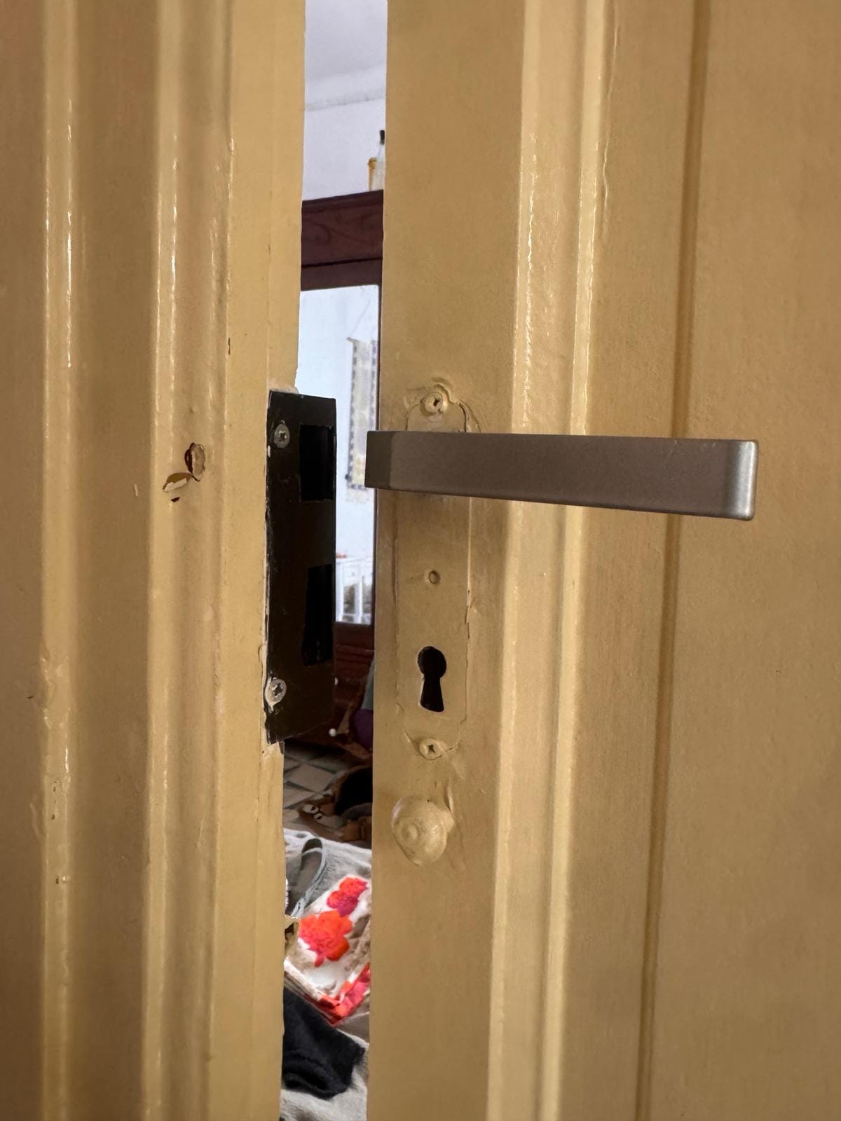 Cerradura de embutir con manilla en puerta amarilla