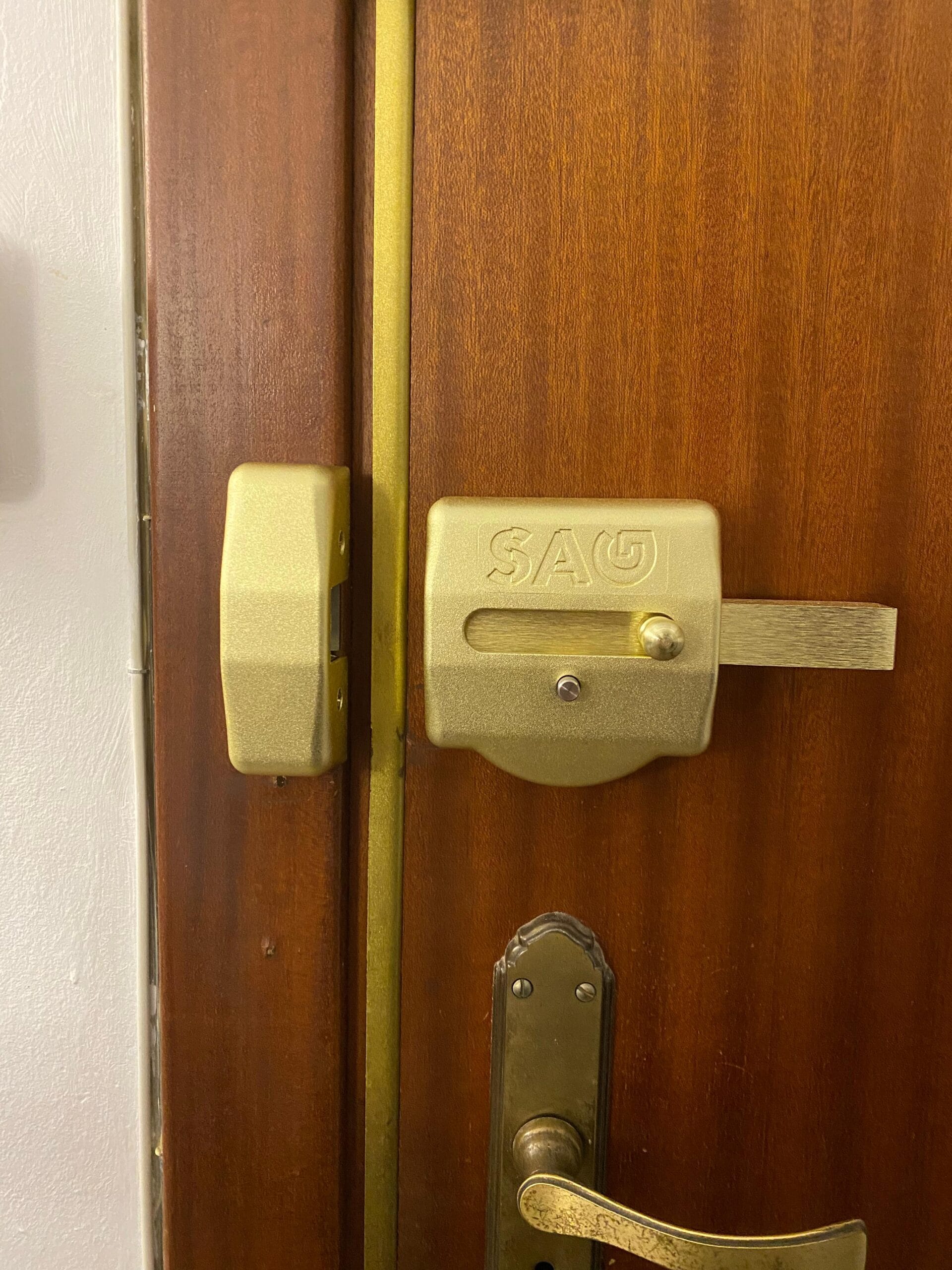 Cerrojo de seguridad SAG sobrepuesto en puerta de madera